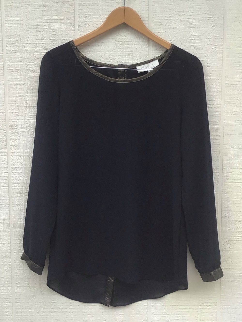 Olive + Oak black long sleeve metallic button back blouse